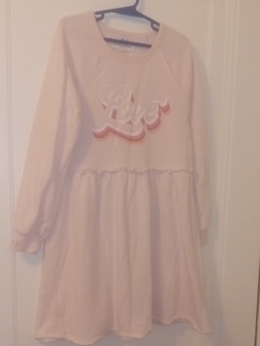 girl med Cozy 'Love' Long-Sleeve Pink sweatshirt dress